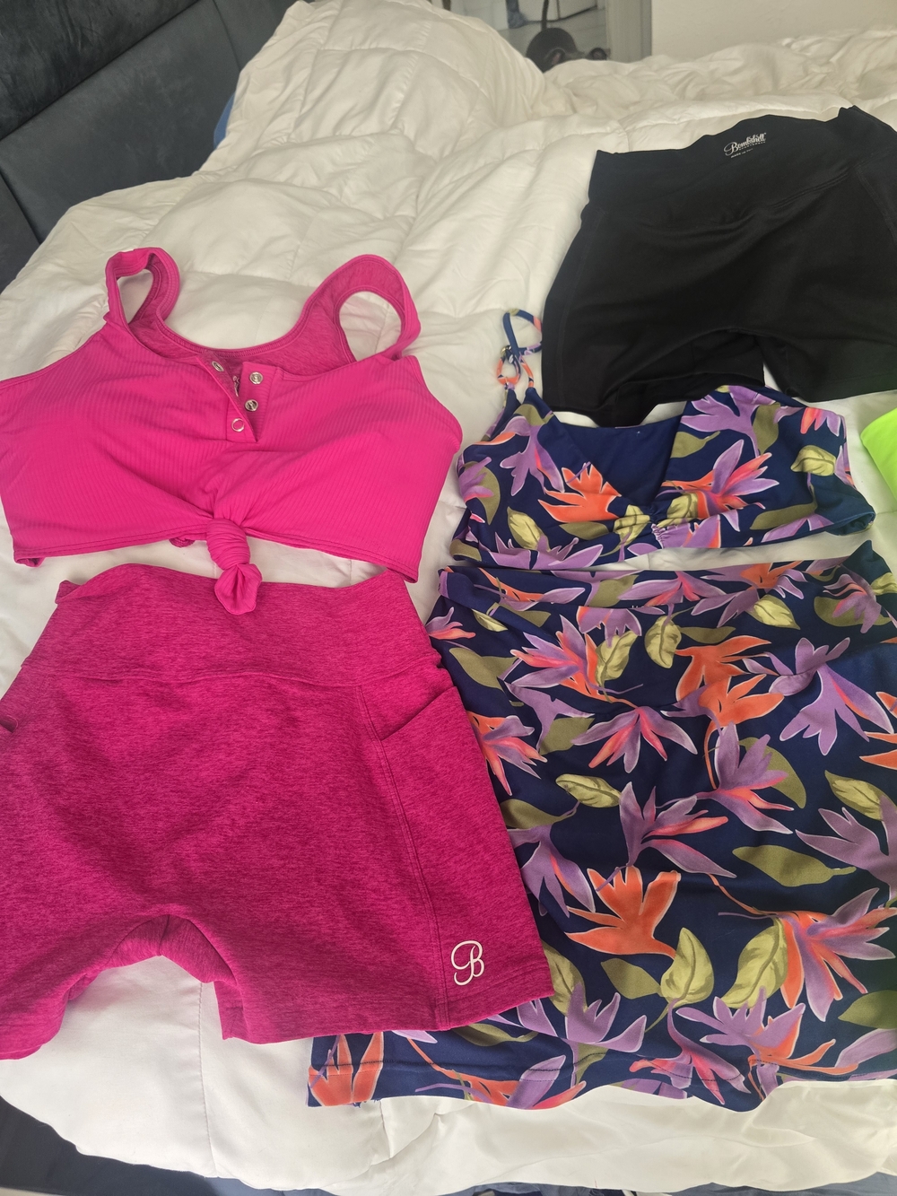 Women’s Activewear Workout Clothing Lot Alo Bombshell Year of Ours Wolven XL NWT